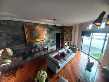 Espectacular Casa a la Venta sector Cumbaya, Urb. Santa Lucía