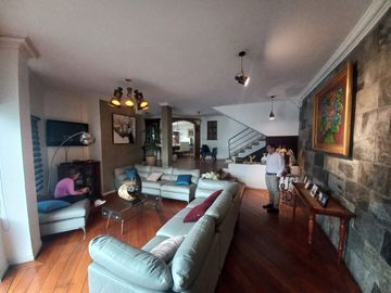 Espectacular Casa a la Venta sector Cumbaya, Urb. Santa Lucía