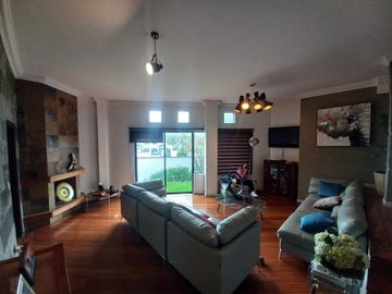 Espectacular Casa a la Venta sector Cumbaya, Urb. Santa Lucía