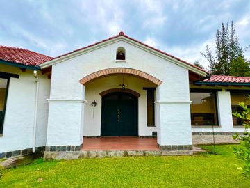 SE VENDE CASA EN SANGOLQUÍ – CONJUNTO PUEBLO VIEJO DE SANTA ANA