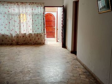 VENTA DE AMPLIO DEPARTAMENTO-PRIMER PISO-EN VILLA MARIA DEL TRIUNFO