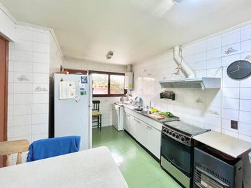 Se vende casa en sector Av. España, Rucatremo, Curicó. 4 piezas 3 baños