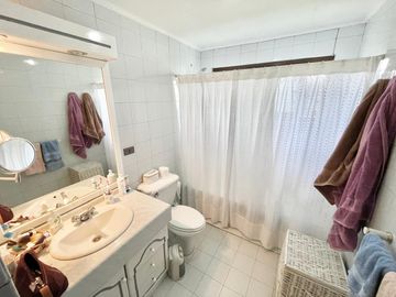 Se vende casa en sector Av. España, Rucatremo, Curicó. 4 piezas 3 baños