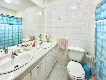Se vende casa en sector Av. España, Rucatremo, Curicó. 4 piezas 3 baños