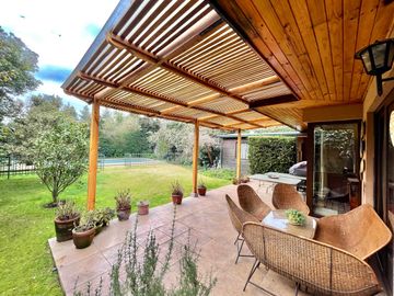 Se vende casa en sector Av. España, Rucatremo, Curicó. 4 piezas 3 baños