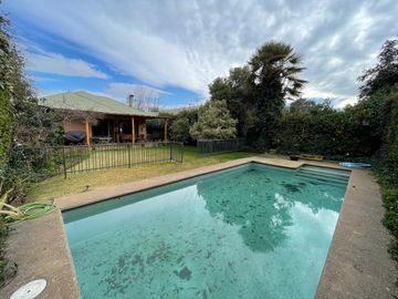 Se vende casa en sector Av. España, Rucatremo, Curicó. 4 piezas 3 baños