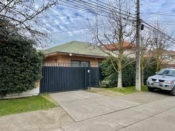 Se vende casa en sector Av. España, Rucatremo, Curicó. 4 piezas 3 baños