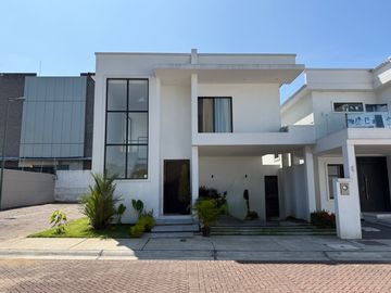 SE VENDE CASA VIA A LA COSTA 262.00M2