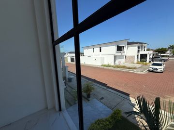 SE VENDE CASA VIA A LA COSTA 262.00M2