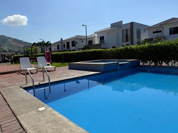 SE VENDE CASA VIA A LA COSTA 262.00M2