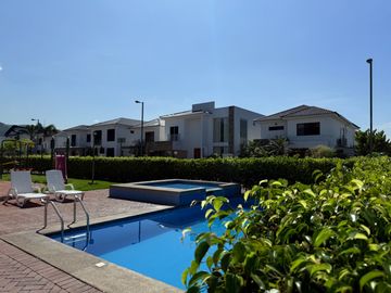 SE VENDE CASA VIA A LA COSTA 262.00M2