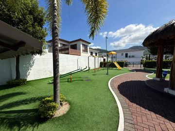 SE VENDE CASA VIA A LA COSTA 262.00M2