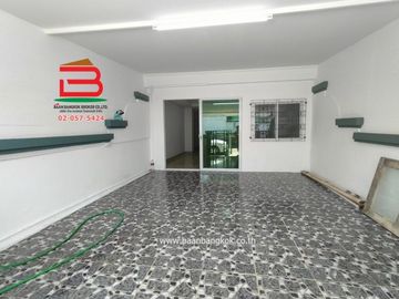 ทาวน์เฮาส์ หมู่บ้าน กรุงทองธานี (ซอยสายไหม 33) เนื้อที่ 16 ตรว. ถนนนสายไหม แขวงสายไหม เขตสายไหม จ.กรุงเทพฯ