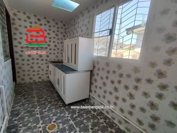 ทาวน์เฮาส์ หมู่บ้าน กรุงทองธานี (ซอยสายไหม 33) เนื้อที่ 16 ตรว. ถนนนสายไหม แขวงสายไหม เขตสายไหม จ.กรุงเทพฯ