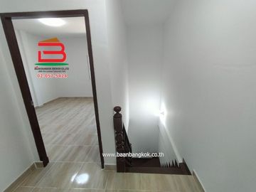 ทาวน์เฮาส์ หมู่บ้าน กรุงทองธานี (ซอยสายไหม 33) เนื้อที่ 16 ตรว. ถนนนสายไหม แขวงสายไหม เขตสายไหม จ.กรุงเทพฯ