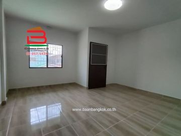 ทาวน์เฮาส์ หมู่บ้าน กรุงทองธานี (ซอยสายไหม 33) เนื้อที่ 16 ตรว. ถนนนสายไหม แขวงสายไหม เขตสายไหม จ.กรุงเทพฯ