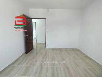 ทาวน์เฮาส์ หมู่บ้าน กรุงทองธานี (ซอยสายไหม 33) เนื้อที่ 16 ตรว. ถนนนสายไหม แขวงสายไหม เขตสายไหม จ.กรุงเทพฯ