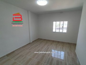 ทาวน์เฮาส์ หมู่บ้าน กรุงทองธานี (ซอยสายไหม 33) เนื้อที่ 16 ตรว. ถนนนสายไหม แขวงสายไหม เขตสายไหม จ.กรุงเทพฯ