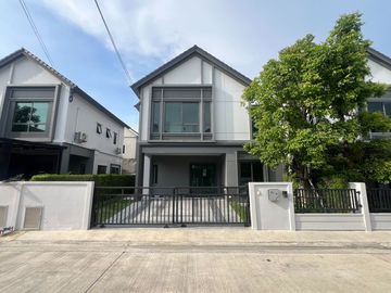 High-potential location near the city and Suvarnabhumi Airport! For sale: Twin house at Grand Britania Bangna–Suvarnabhumi. Free air-conditioners for