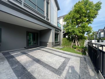 High-potential location near the city and Suvarnabhumi Airport! For sale: Twin house at Grand Britania Bangna–Suvarnabhumi. Free air-conditioners for