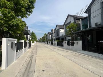 High-potential location near the city and Suvarnabhumi Airport! For sale: Twin house at Grand Britania Bangna–Suvarnabhumi. Free air-conditioners for