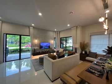High-potential location near the city and Suvarnabhumi Airport! For sale: Twin house at Grand Britania Bangna–Suvarnabhumi. Free air-conditioners for