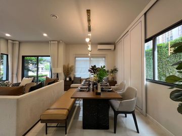High-potential location near the city and Suvarnabhumi Airport! For sale: Twin house at Grand Britania Bangna–Suvarnabhumi. Free air-conditioners for