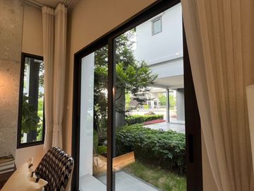High-potential location near the city and Suvarnabhumi Airport! For sale: Twin house at Grand Britania Bangna–Suvarnabhumi. Free air-conditioners for
