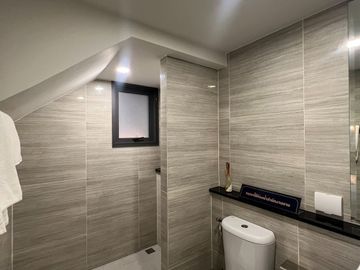High-potential location near the city and Suvarnabhumi Airport! For sale: Twin house at Grand Britania Bangna–Suvarnabhumi. Free air-conditioners for