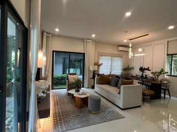 High-potential location near the city and Suvarnabhumi Airport! For sale: Twin house at Grand Britania Bangna–Suvarnabhumi. Free air-conditioners for