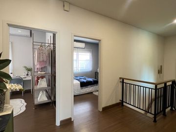High-potential location near the city and Suvarnabhumi Airport! For sale: Twin house at Grand Britania Bangna–Suvarnabhumi. Free air-conditioners for