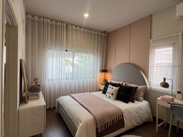 High-potential location near the city and Suvarnabhumi Airport! For sale: Twin house at Grand Britania Bangna–Suvarnabhumi. Free air-conditioners for