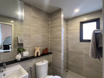 High-potential location near the city and Suvarnabhumi Airport! For sale: Twin house at Grand Britania Bangna–Suvarnabhumi. Free air-conditioners for