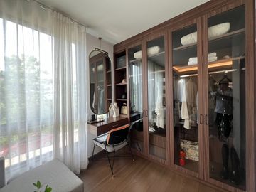 High-potential location near the city and Suvarnabhumi Airport! For sale: Twin house at Grand Britania Bangna–Suvarnabhumi. Free air-conditioners for