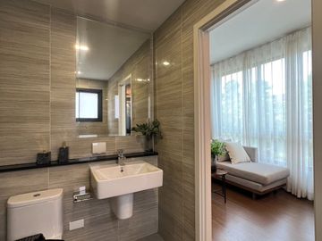 High-potential location near the city and Suvarnabhumi Airport! For sale: Twin house at Grand Britania Bangna–Suvarnabhumi. Free air-conditioners for