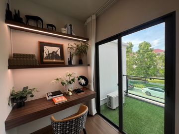 High-potential location near the city and Suvarnabhumi Airport! For sale: Twin house at Grand Britania Bangna–Suvarnabhumi. Free air-conditioners for
