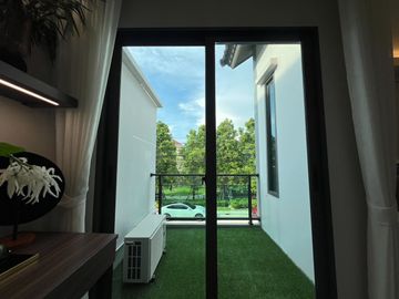 High-potential location near the city and Suvarnabhumi Airport! For sale: Twin house at Grand Britania Bangna–Suvarnabhumi. Free air-conditioners for