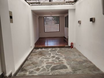 EDIFICIO EN ARRIENDO O VENTA en Centro Norte de Quito Ideal para Negocios o Institutos