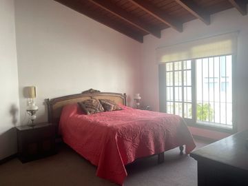 VENDO LINDA CASA DE 326.77M2 FRENTE A PARQUE - MONTERRICO - SÚPER OPORTUNIDAD