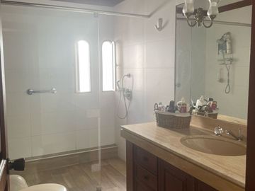 VENDO LINDA CASA DE 326.77M2 FRENTE A PARQUE - MONTERRICO - SÚPER OPORTUNIDAD