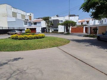 VENDO LINDA CASA DE 326.77M2 FRENTE A PARQUE - MONTERRICO - SÚPER OPORTUNIDAD