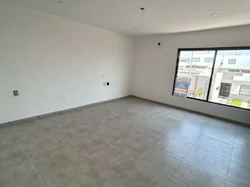SE VENDE CASA NUEVA CON ALBERCA