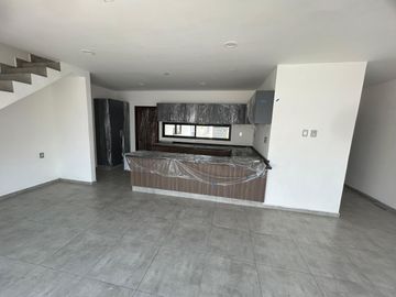 SE VENDE CASA NUEVA CON ALBERCA