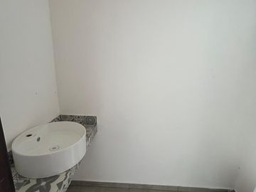 SE VENDE CASA NUEVA CON ALBERCA