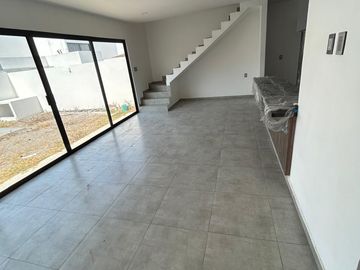SE VENDE CASA NUEVA CON ALBERCA