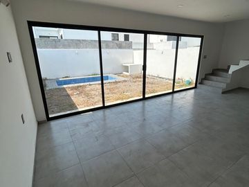 SE VENDE CASA NUEVA CON ALBERCA
