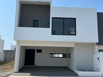 SE VENDE CASA NUEVA CON ALBERCA