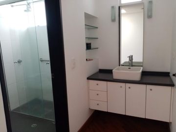 HERMOSO Y AMPLIO DEPARTAMENTO DUPLEX EN URBANIZACION CERRADA MIRAVALLE 4 CUMBAYA