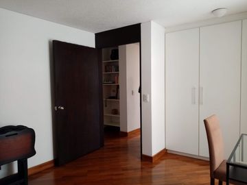 HERMOSO Y AMPLIO DEPARTAMENTO DUPLEX EN URBANIZACION CERRADA MIRAVALLE 4 CUMBAYA