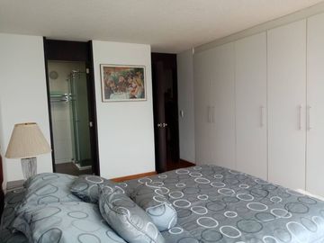 HERMOSO Y AMPLIO DEPARTAMENTO DUPLEX EN URBANIZACION CERRADA MIRAVALLE 4 CUMBAYA